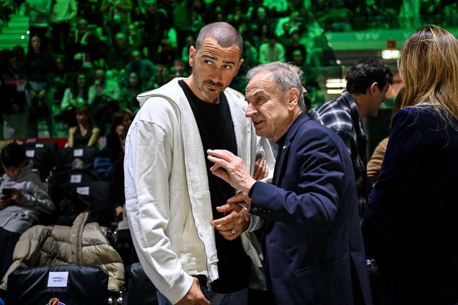 Gianni Petrucci in compagnia di Leonardo Bonucci durante l'ultima Coppa Italia di basket