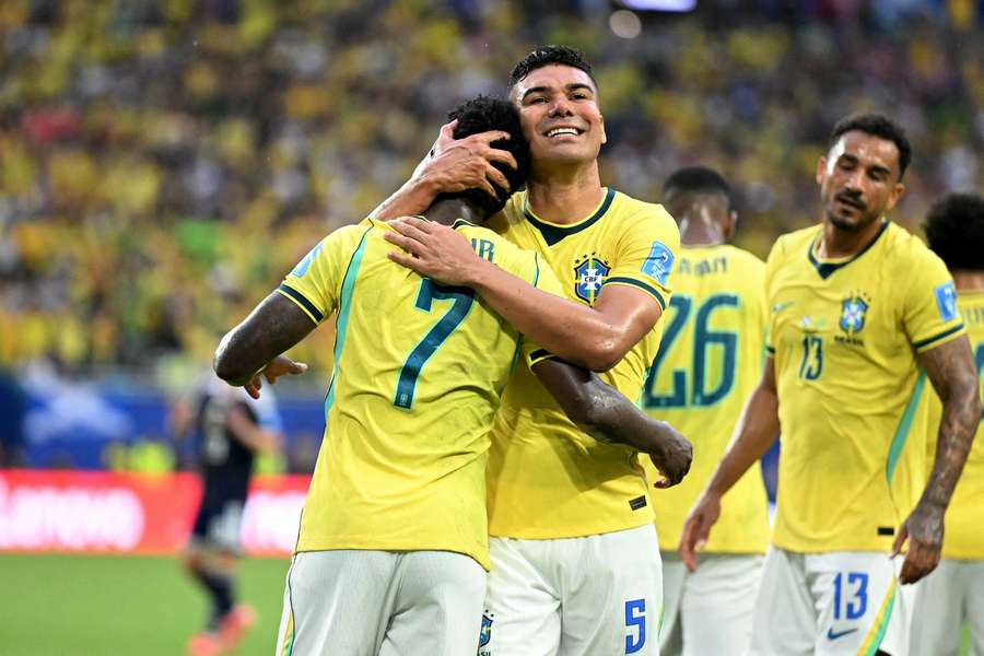 Casemiro abraça Vini Jr. após gol em Escócia 0x3 Brasil