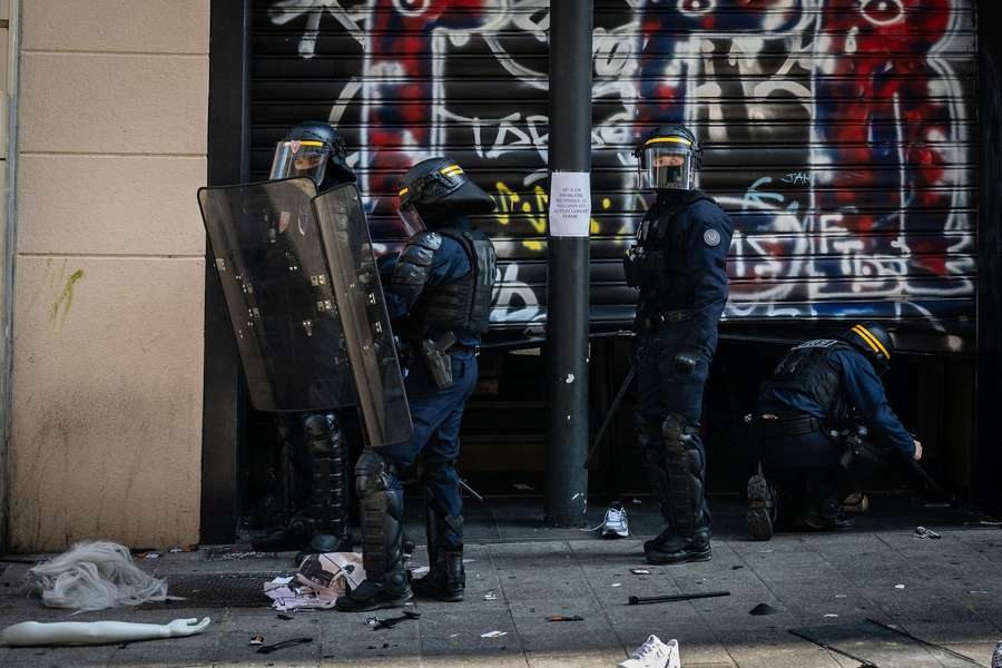 Jandarmii inspectează un magazin atacat și jefuit în timpul protestelor față de costul ridicat al vieții, la Marsilia