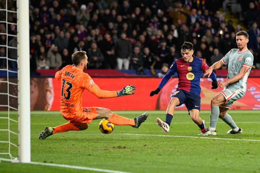 Pedri, no momento em que bate Oblak para o golo do Barcelona