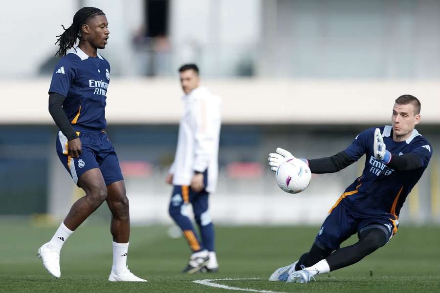 Lunin intenta atajar un balón ante la presencia de Camavinga