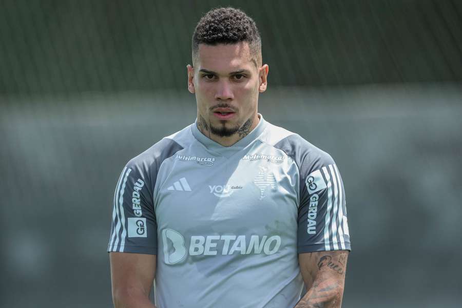Paulinho durante treino na Cidade do Galo