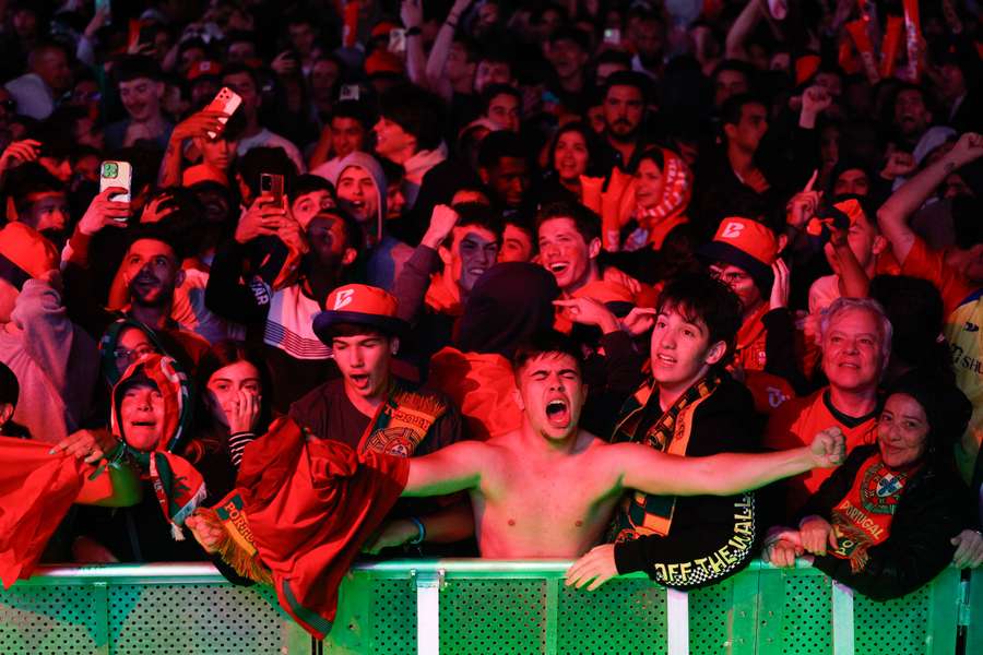 Milhares de portugueses juntaram-se na ‘fan zone’ instalada na Doca da Marinha, em Lisboa