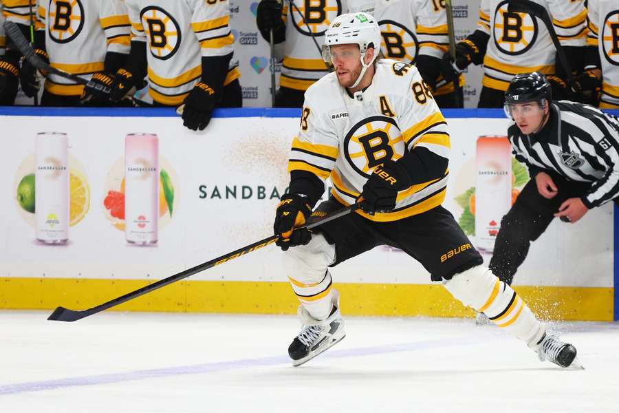 Pastrňák proti Dallasu odehrál skvělý zápas.