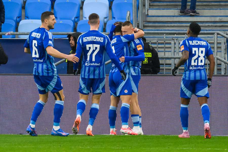 Slovan zdolal Komárno druhý raz za dvanásť dní. Slovan zdolal Komárno druhý raz za dvanásť dní.