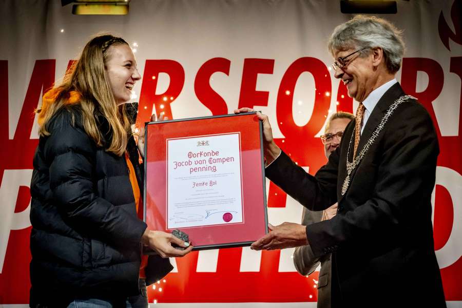 Femke Bol tijdens de huldiging op het Lieve Vrouwekerkhof