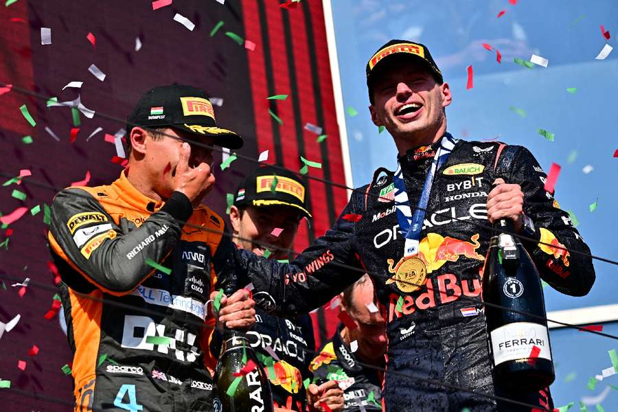 Max Verstappen comemora no pódio depois de vencer o Grande Prémio da Hungria