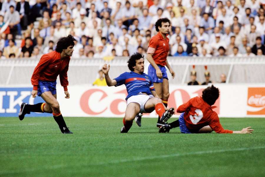 Platini (França) disputa bola contra Camacho (Espanha) na final da Euro 84 Platini (França) disputa bola contra Camacho (Espanha) na final da Euro 84
