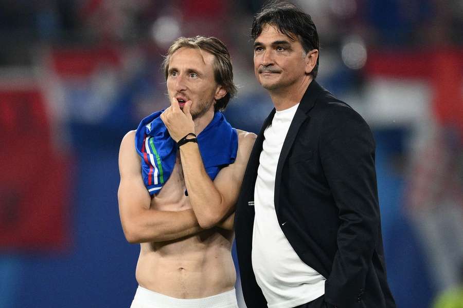 Luka Modric ao lado do selecionador Zlatko Dalic