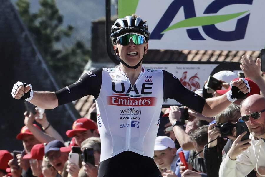 Tadej Pogacar krijgt in de Tour onder anderen steun van Adam Yates en Rafal Majka