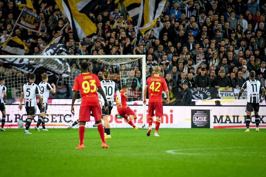 Un'azione di gioco durante Udinese-Lecce