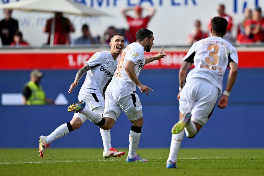 El Leverkusen ganó con gol de Buendía