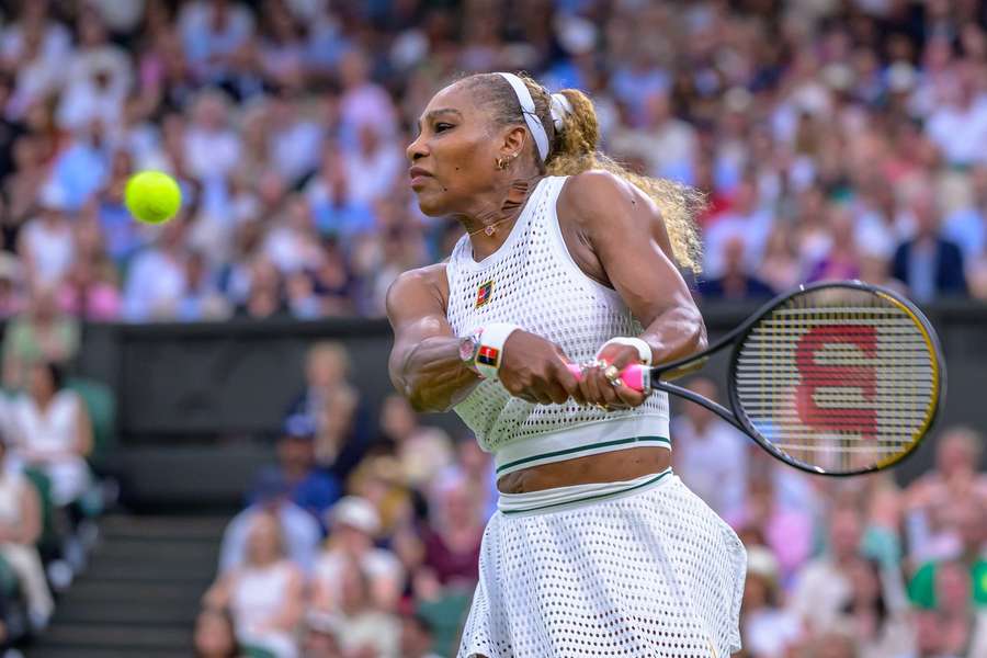 Serena Williamsová během zápasu prvního kola Wimbledonu Serena Williamsová během zápasu prvního kola Wimbledonu
