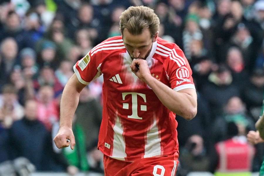 Harry Kane (esq.) chegou a 500 gols na carreira em Werder Bremen x Bayern Harry Kane (esq.) chegou a 500 gols na carreira em Werder Bremen x Bayern