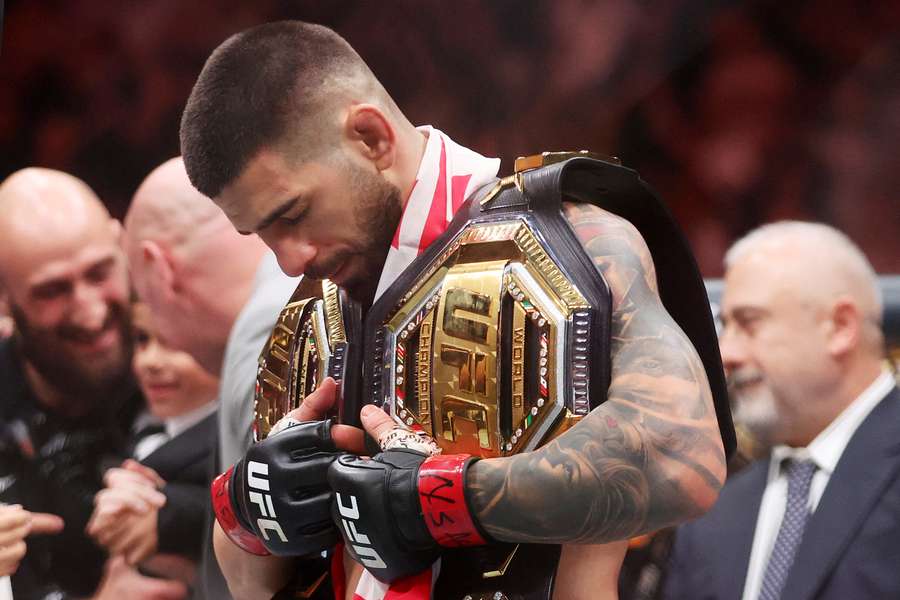 Topuria récompensé après sa victoire sur Charles Oliveira.
