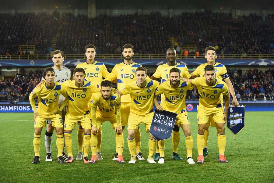 Jota (bottom row, middle) lines up with his Porto teammates in the Champions League