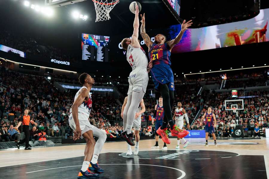 Lucha titánica bajo tableros entre Radzevicius y Willy Hernangómez Lucha titánica bajo tableros entre Radzevicius y Willy Hernangómez