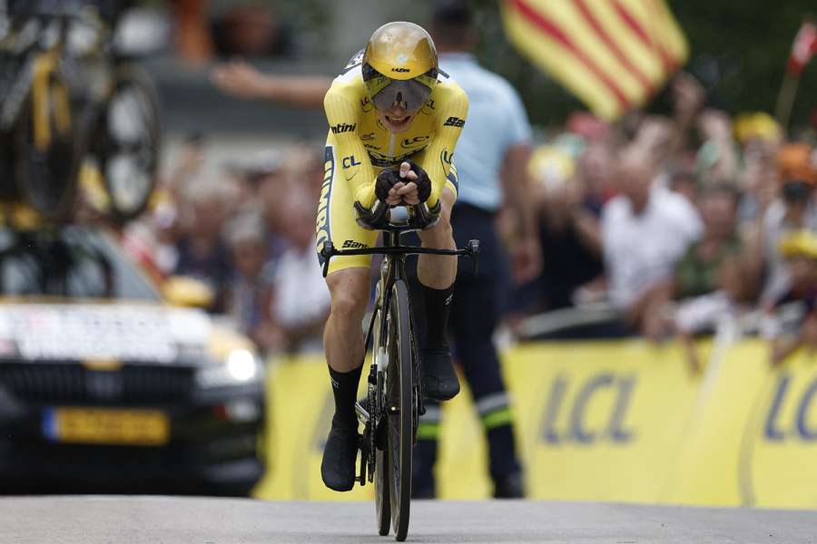 Jonas Vingegaard purtând tricoul galben în acțiune înainte de a trece linia de sosire în timpul etapei 16