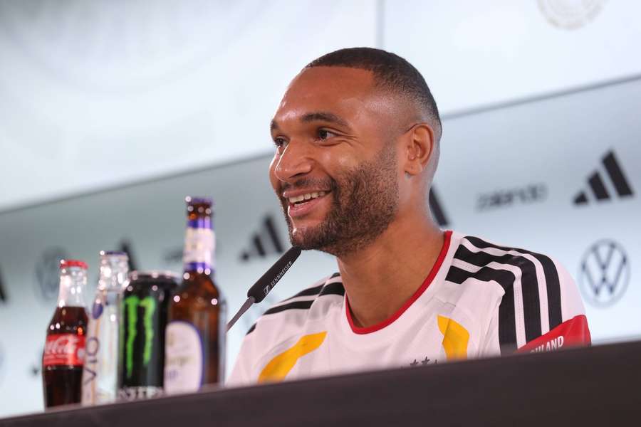 Jonathan Tah sa zúčastnil tlačovej konferencie. Jonathan Tah sa zúčastnil tlačovej konferencie.