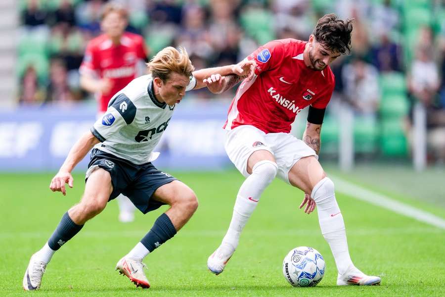 Troy Parrott (R) wacht nog op zijn eerste officiële treffer voor AZ