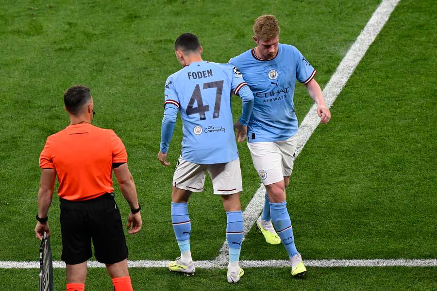 Injured Kevin De Bruyne is replaced by Phil Foden