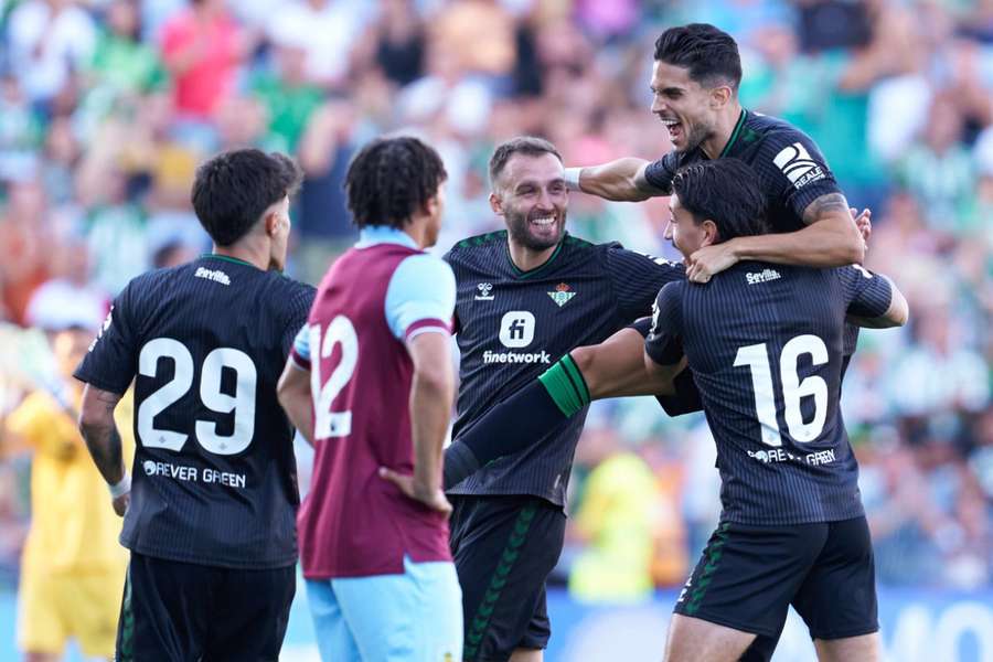 Bartra festeja o golo com os colegas de equipa