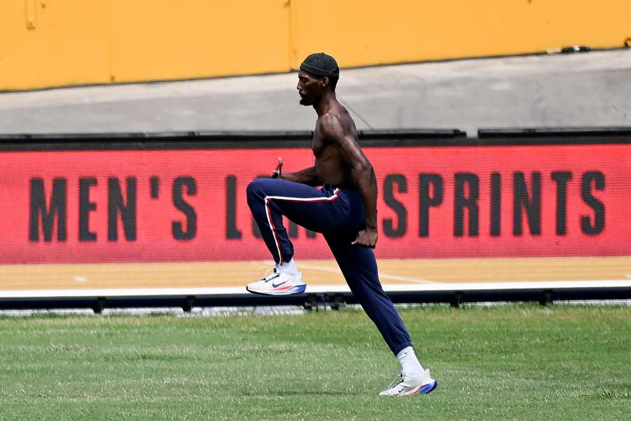 Fred Kerley se ejercita en un calentamiento
