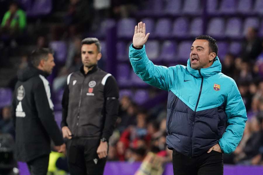 Xavi, sempre intenso nell'area tecnica del Barça