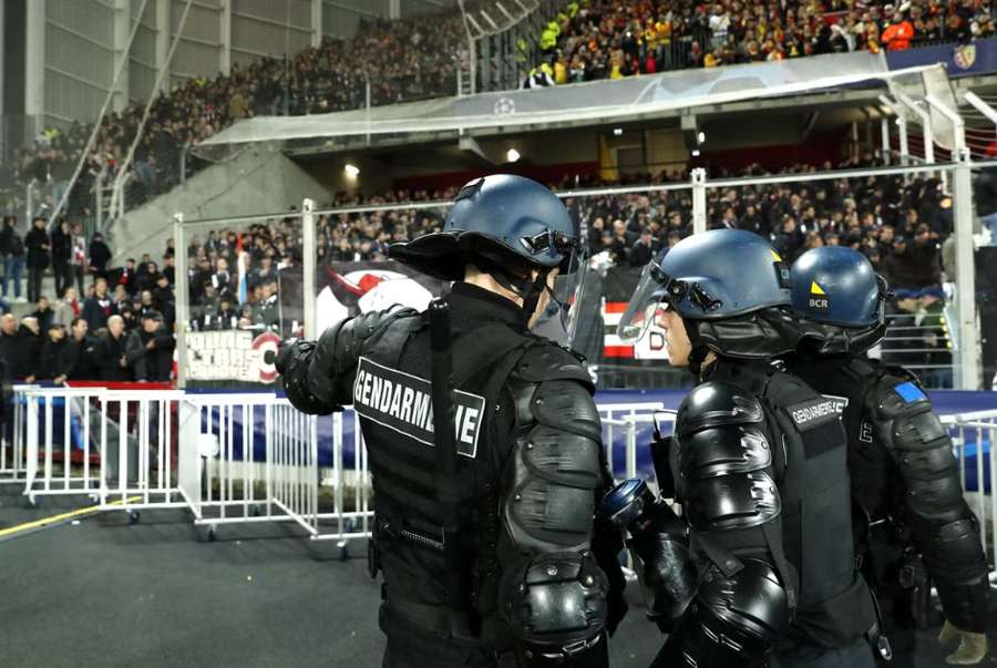 De gendarmerie was duidelijk zichtbaar in het stadion van Lens