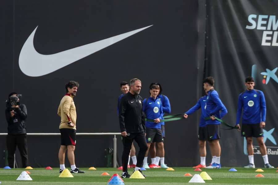 Der Tod des Teamarztes wirkt beim FC Barcelona nach.