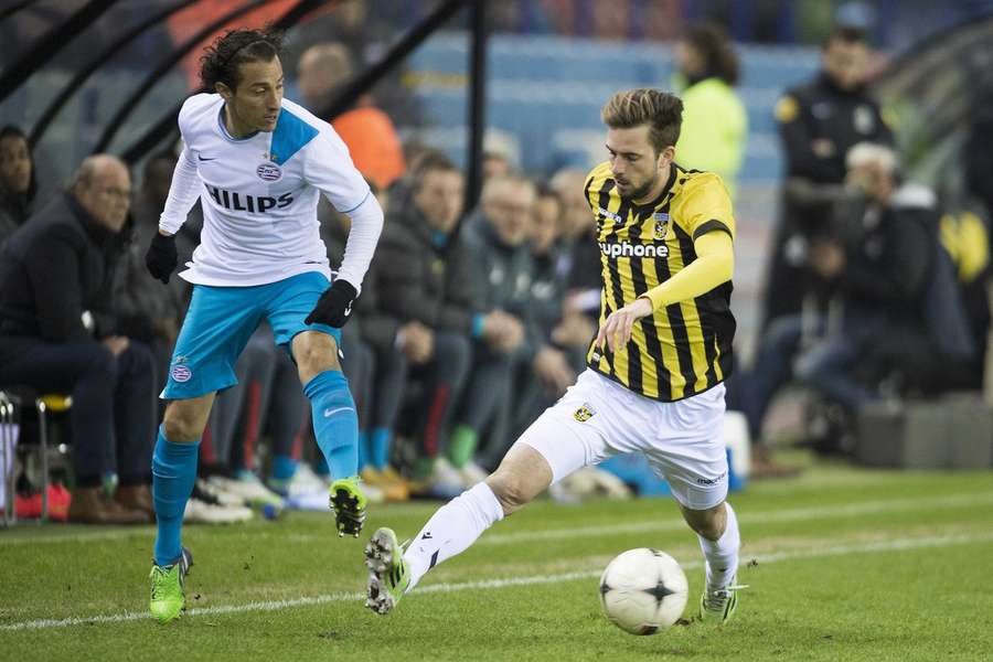 Davy Pröpper voor Vitesse in 2015 tegen zijn toekomstig werkgever PSV