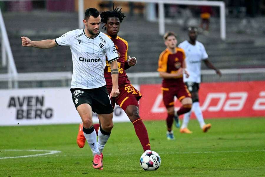 Zleva jablonecký Daniel Souček a Jonathan Okebugwu z Dukly.
