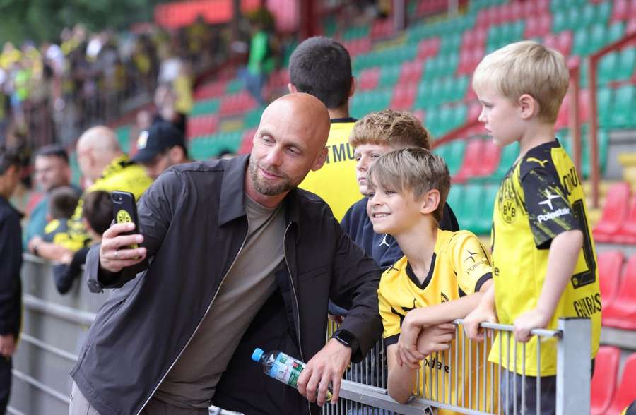 Book beim Posieren mit jungen Dortmund-Fans Book beim Posieren mit jungen Dortmund-Fans