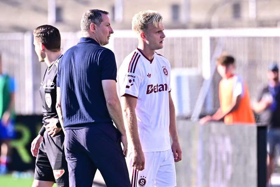 Biran Priske a Jonatan Brunes během zápasu proti Arisu. Biran Priske a Jonatan Brunes během zápasu proti Arisu.