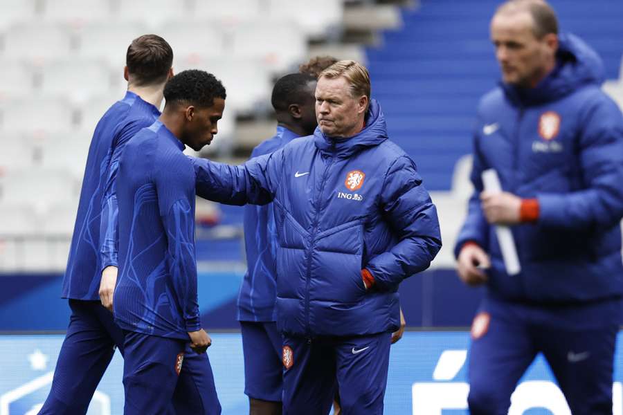 Ronald Koeman en de zijnen tijdens een trainingssessie op 23 maart