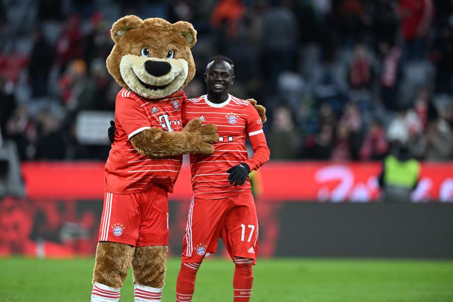 Rückkehrer Saido Mané mit Berni, dem Maskottchen des FC Bayern