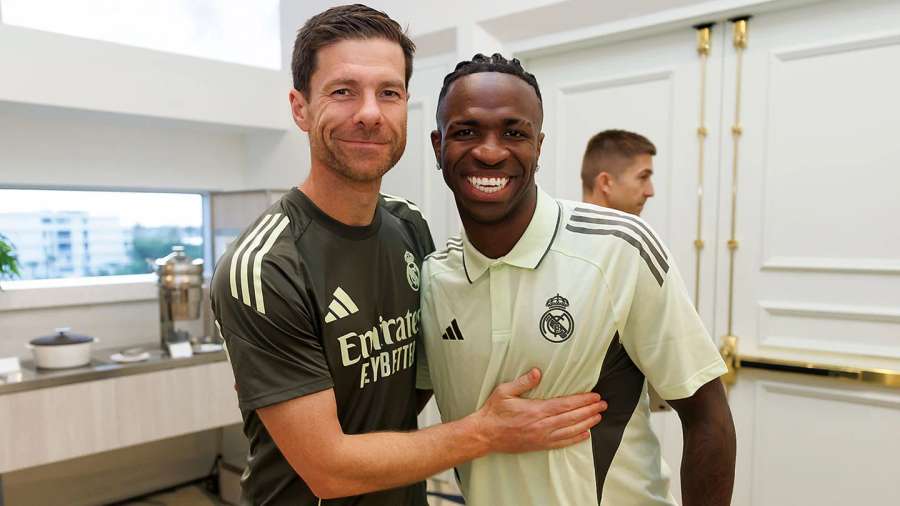 Xabi Alonso e Vinícius Júnior, do Real Madrid