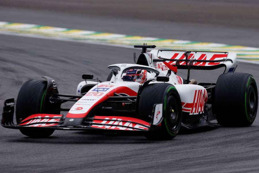 Magnussen překvapil, outsider vyhrál deštivou kvalifikaci na sprint F1 v Sao Paulu