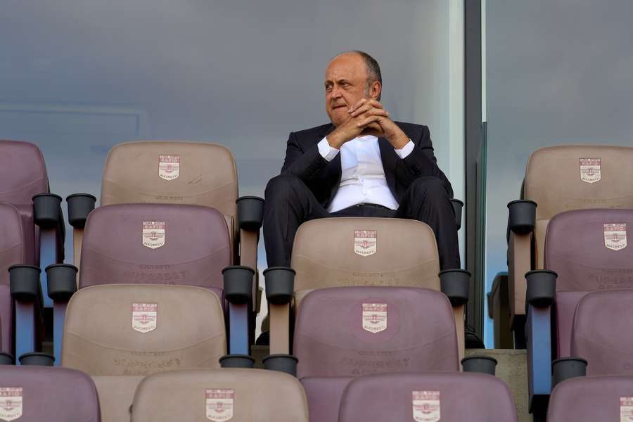 Dan Șucu în tribuna din Giulești Dan Șucu în tribuna din Giulești