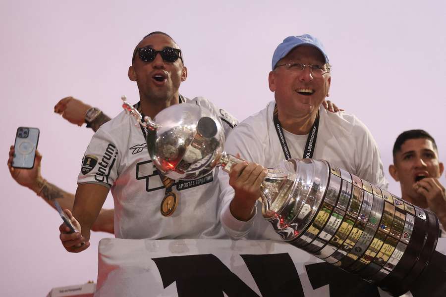 John Textor es el polémico propietario de Botafogo y Olympique de Lyon