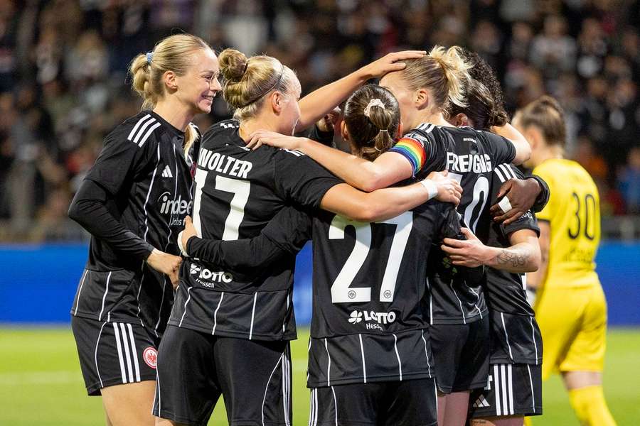 Die Eintracht-Damen feiern das erste Pflichtspieltor von Kapitänin Freigang
