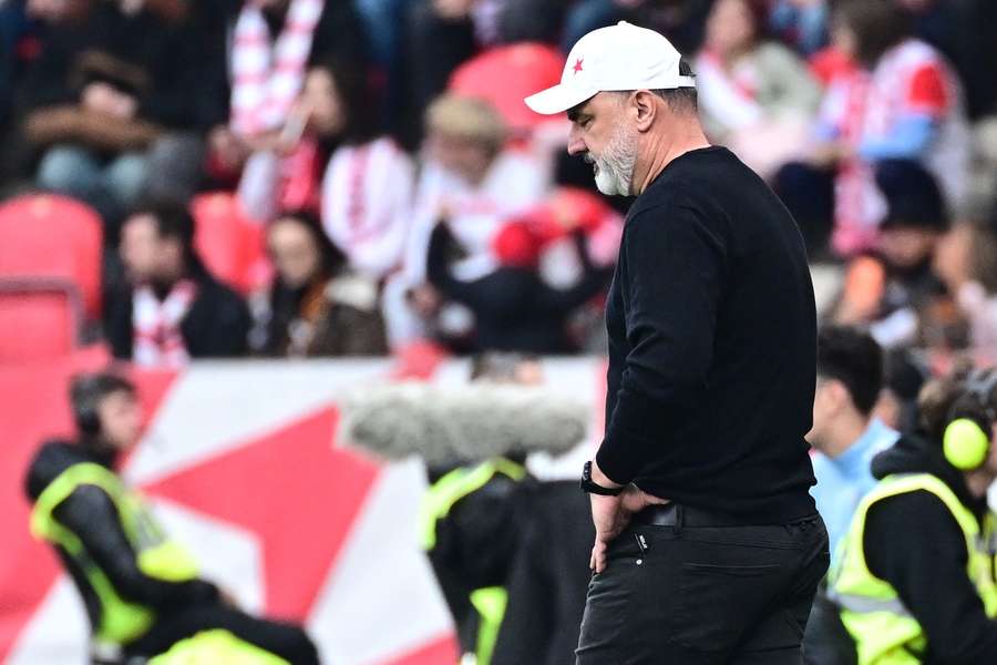 Trenér Slavie Jindřich Trpišovský neměl s Tomášem Chorým po vyloučení slitování. Trenér Slavie Jindřich Trpišovský neměl s Tomášem Chorým po vyloučení slitování.