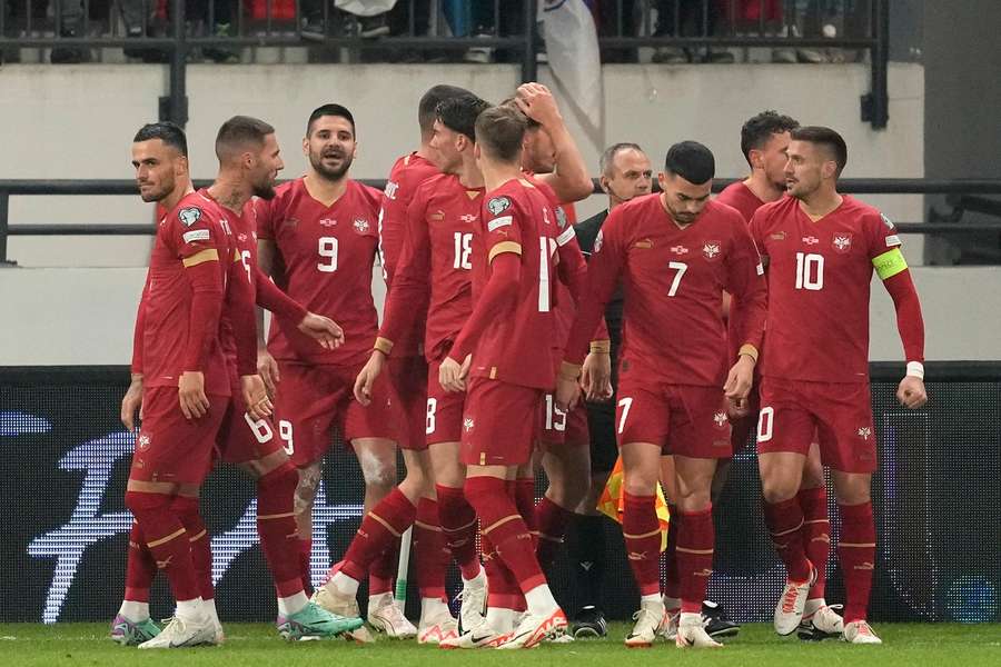 Naționala Serbiei sărbătorește un gol marcat împotriva Bulgariei