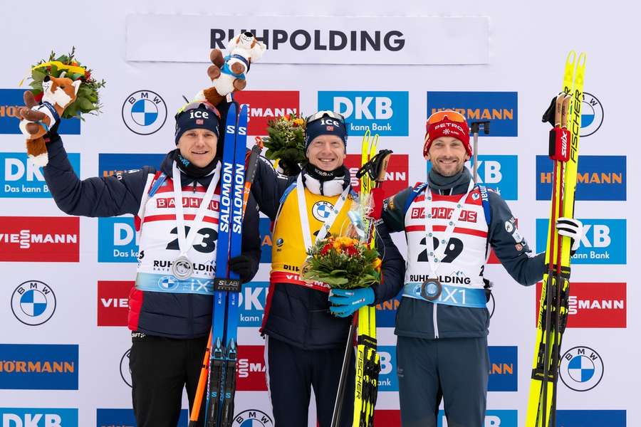 Pódium najlepších. V strede víťaz Johannes Thingnes Bö.