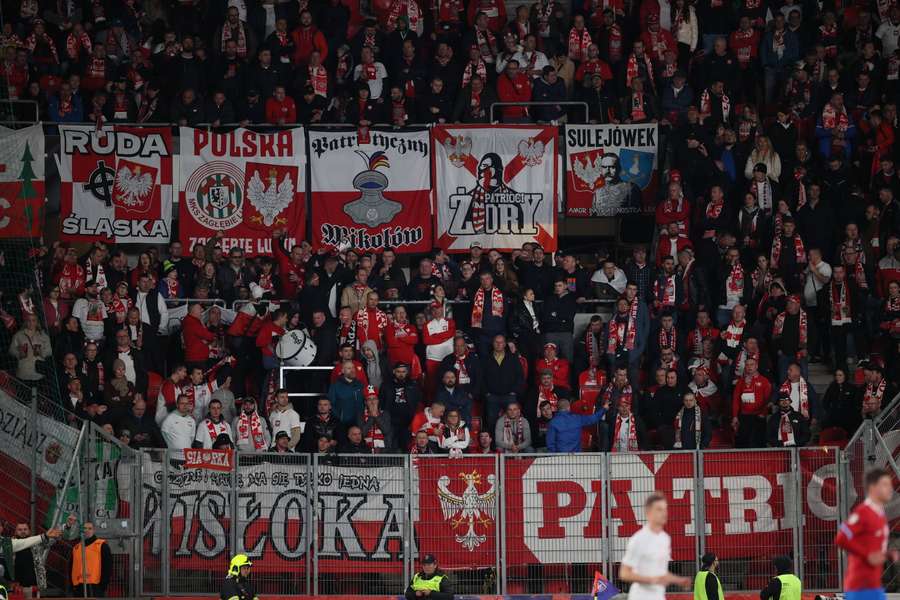 Kibice pod stadionem w Pradze: "Polacy, nic się nie stało"