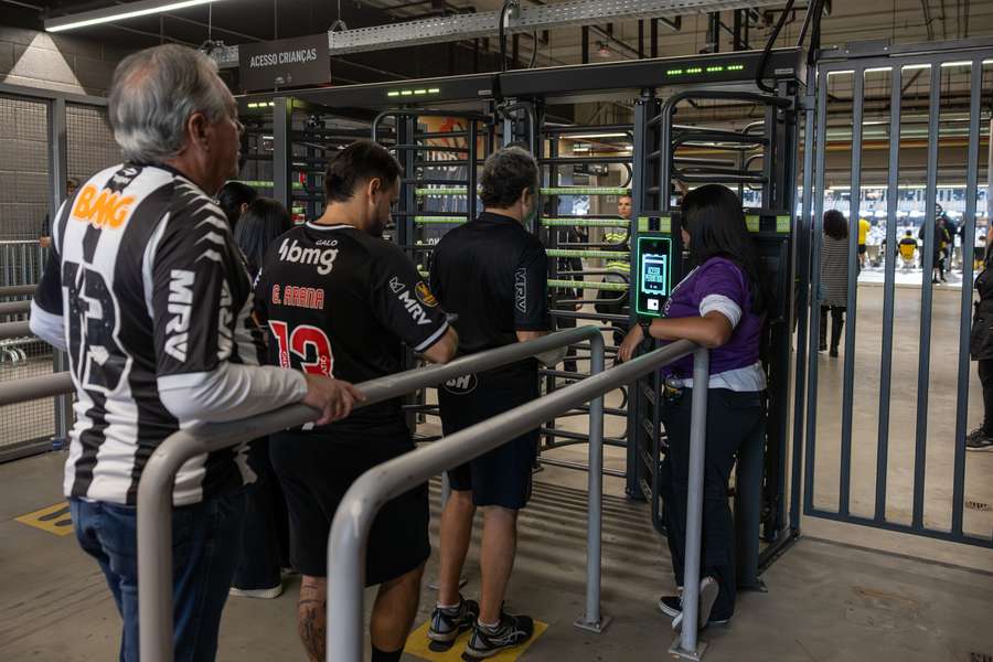 Reconhecimento facial antes de entrada nas dependências da Arena MRV
