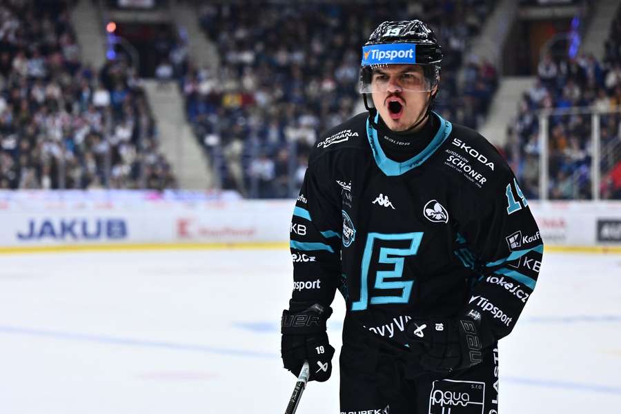Filip Koffer se raduje z vítězného gólu Energie na ledě Liberce.
