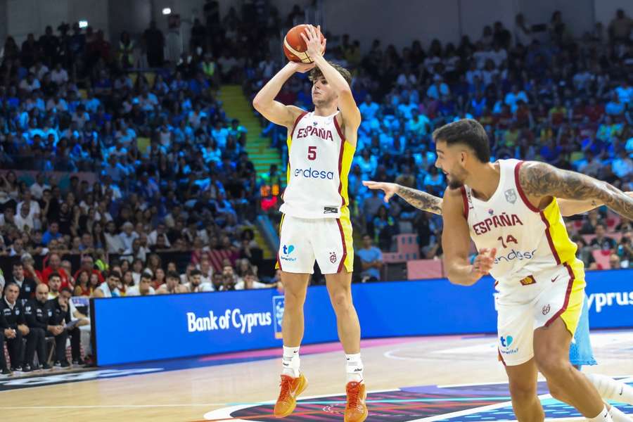 Sergio de Larrea lanza a canasta durante el España-Grecia del Eurobasket ante la mirada de Willy Hernangómez