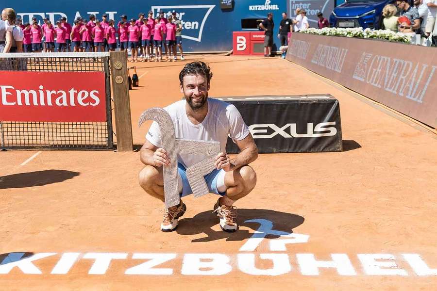 Quentin Halys with his trophy Quentin Halys with his trophy
