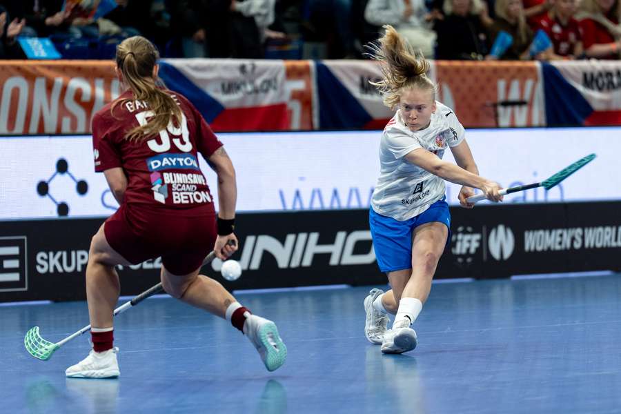 Karolína Klubalová pálí proti Lotyšsku.